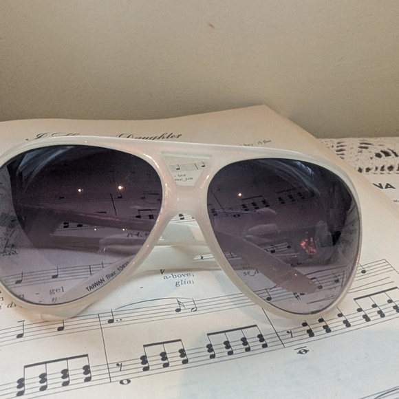 Kenzie Stylish White Aviator Sunglasses - Picture 3 of 11